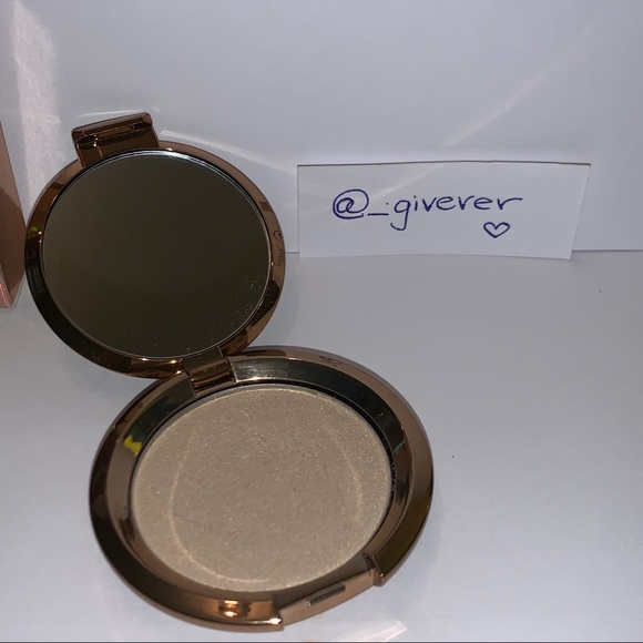 Becca Light Chaser Highlighter Pearl Flashes Gold - Picture 2 of 16